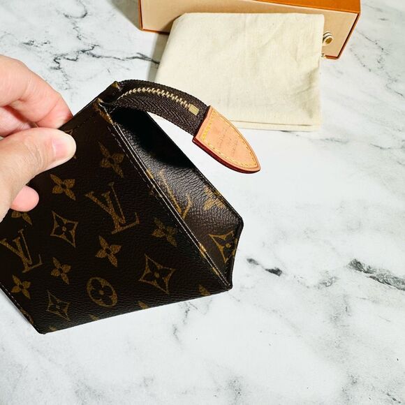 Louis Vuitton Toiletry 15 - Picture 4 of 11